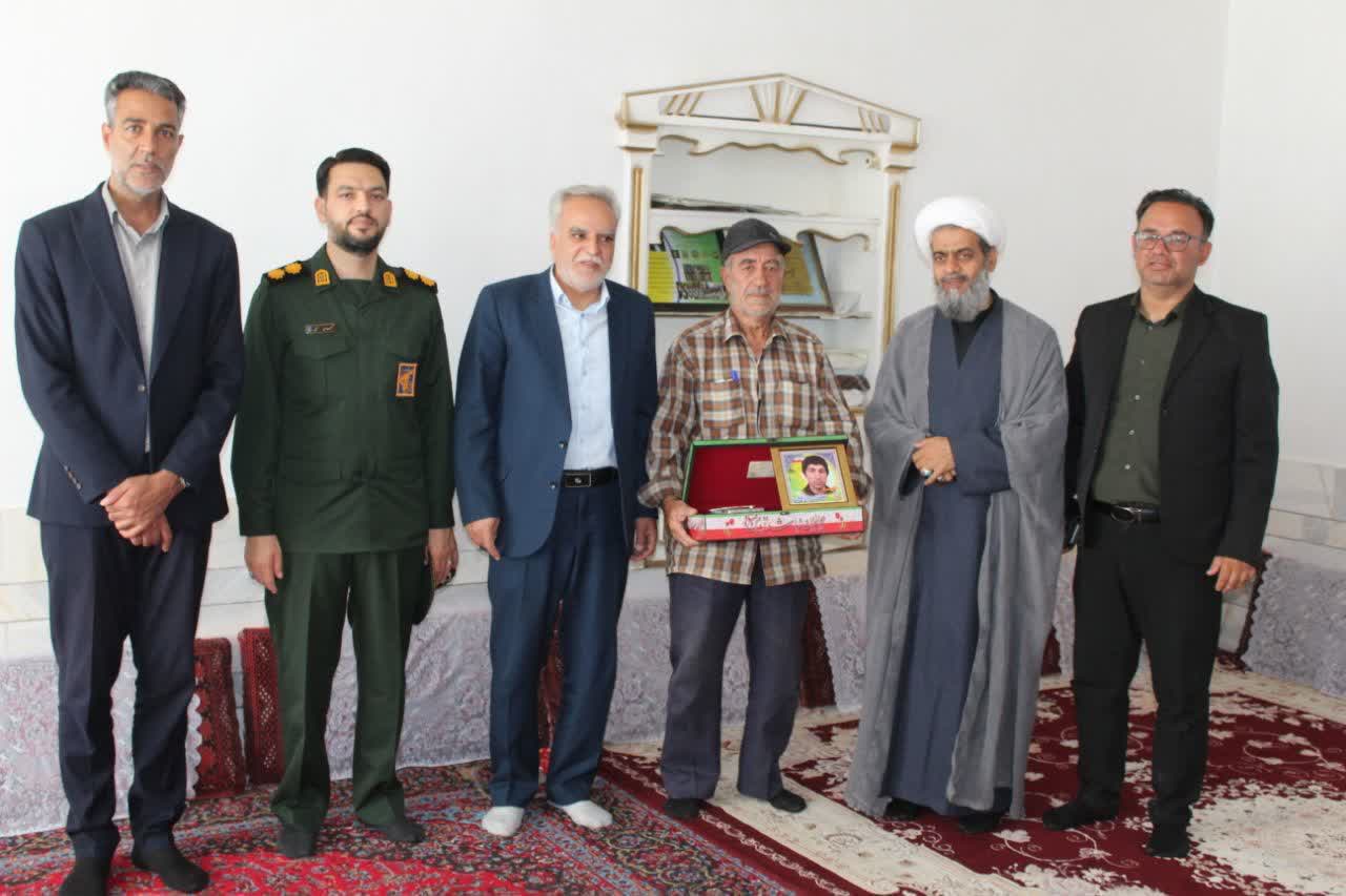 دیدار جمعی از مسئولین با خانواده معظم شهیدان