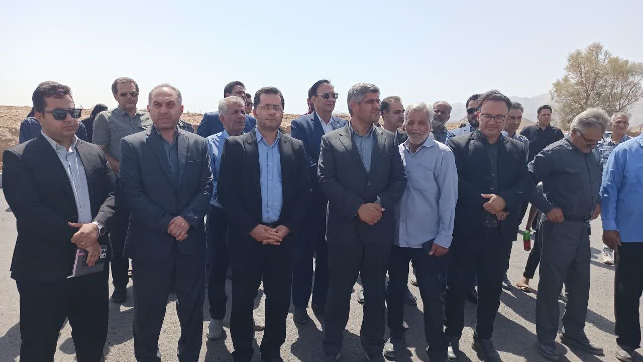 افتتاح طرح آسفالت معابر روستای عزیزآباد بشرویه با حضور مسئولان