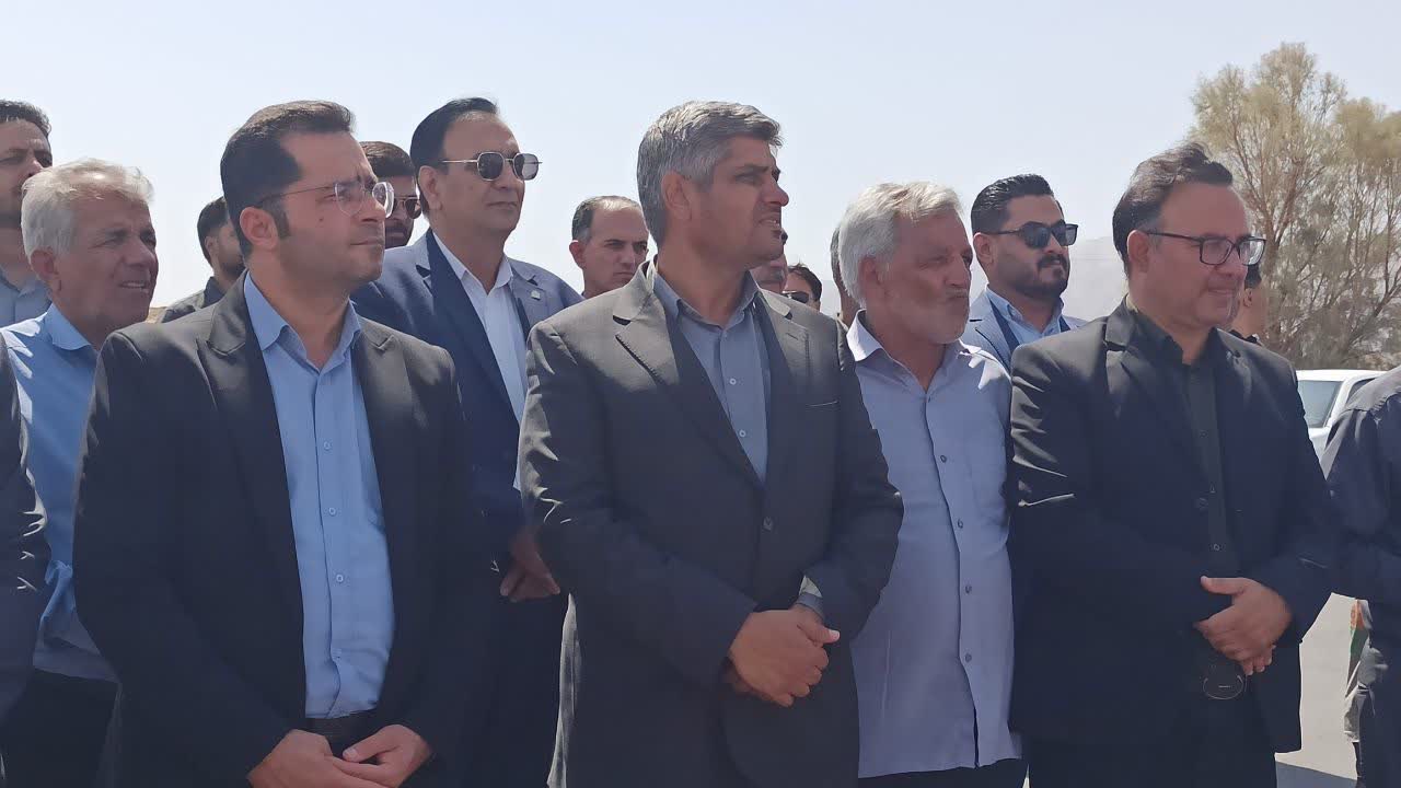 افتتاح طرح آسفالت معابر روستای عزیزآباد بشرویه با حضور مسئولان