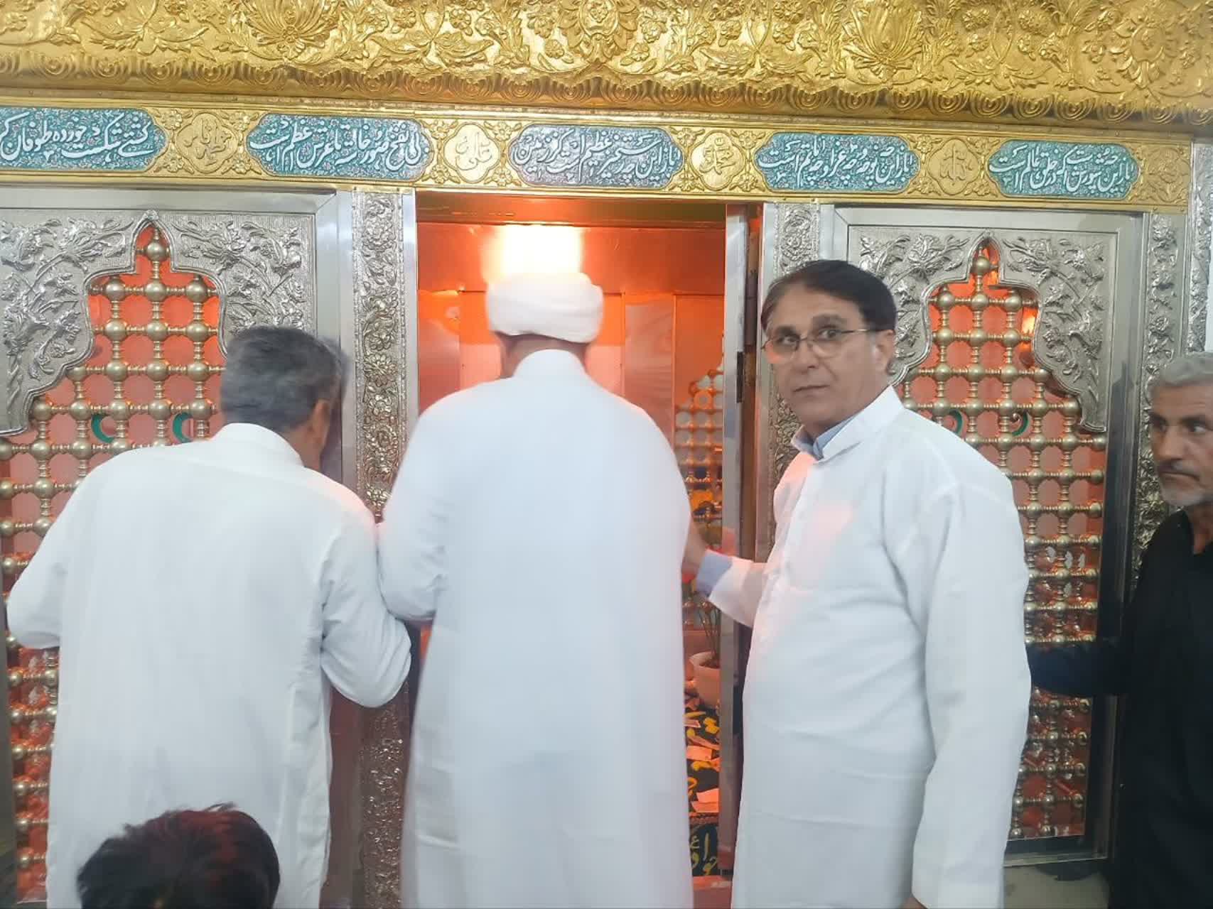برگزاری آیین غبارروبی ضریح امامزادگان فردوس پس از نماز عشاء