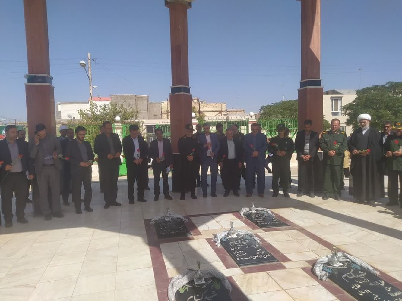 آیین غبارروبی و عطرافشانی مزار شهدا در سرایان در آغاز هفته دفاع مقدس