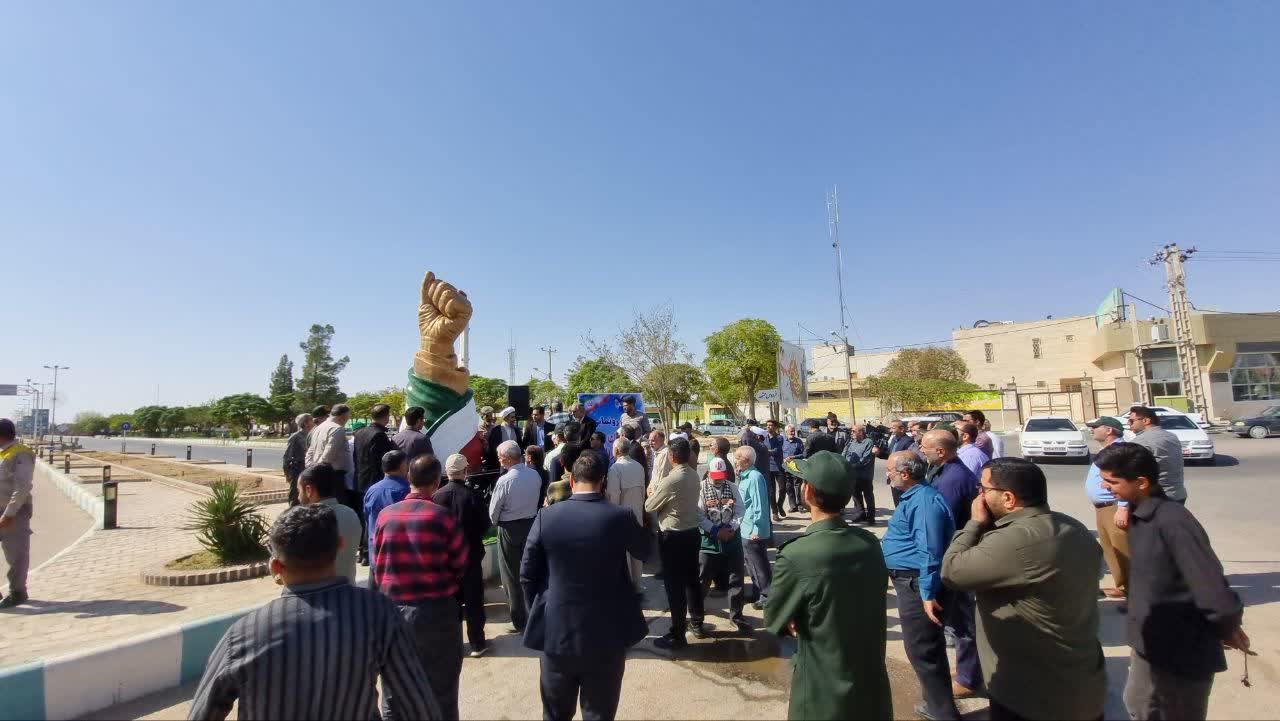 رونمایی از یادمان نمادین رهبر شهید در میدان بسیج بشرویه