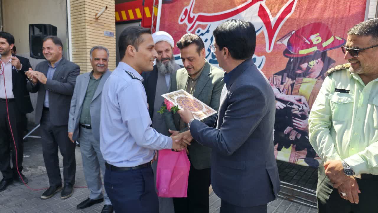تجلیل فرماندار فردوس از آتش‌نشانان در روز آتش‌نشانی