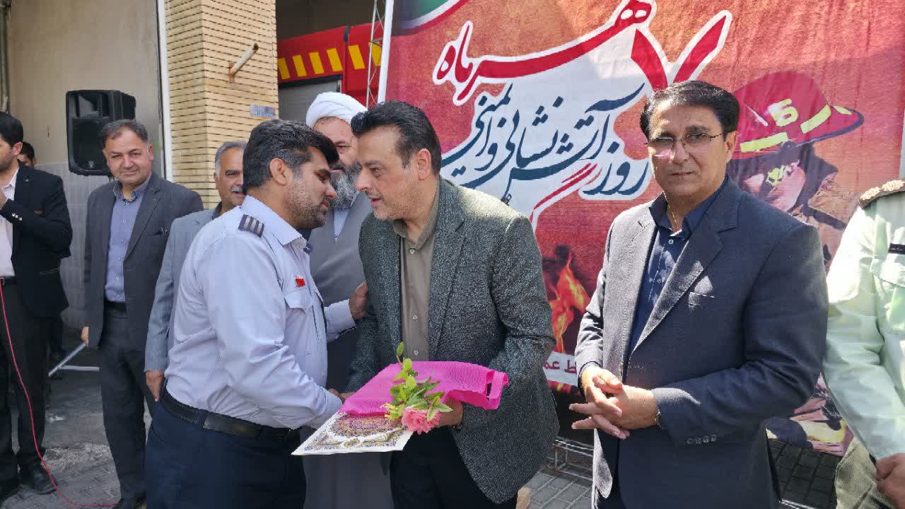 تجلیل فرماندار فردوس از آتش‌نشانان در روز آتش‌نشانی