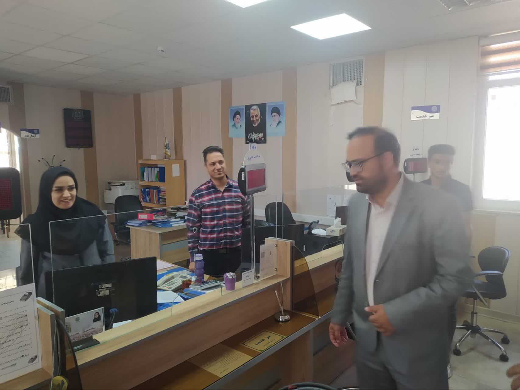 بازدید سرزده فرماندار سرایان از اداره امور مالیاتی