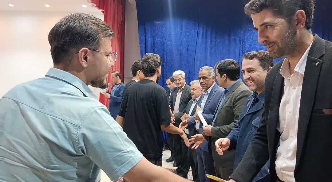 تجلیل از دانش‌آموزان و دانشجویان خانواده کارکنان شهرداری اسلامیه