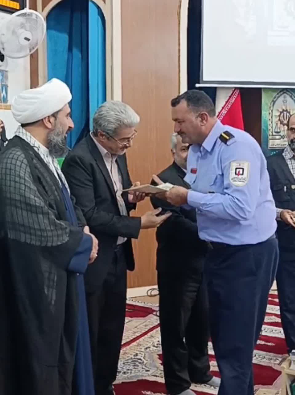 تقدیر از آتش‌نشانان و نیروی انتظامی در نماز جمعه اسلامیه