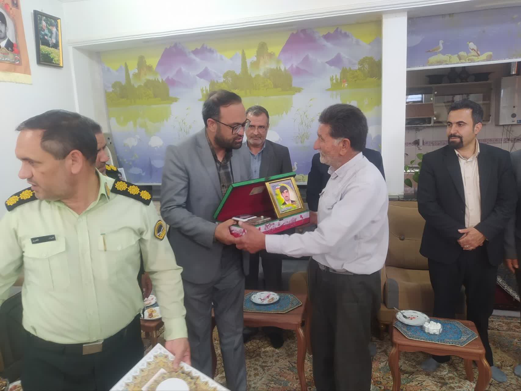 دیدار فرماندار و مسئولان شهرستان با خانواده شهید...