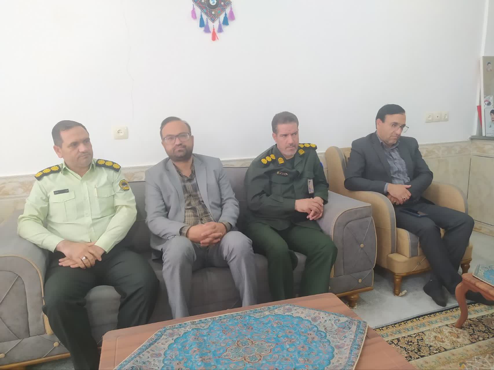 دیدار فرماندار و مسئولان شهرستان با خانواده شهید...