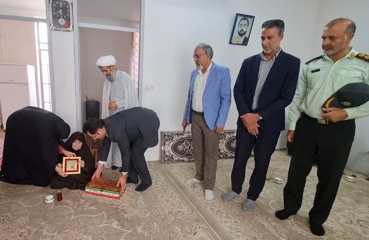 دیدار مسئولان بشرویه با مادر شهید حسین حدادیان