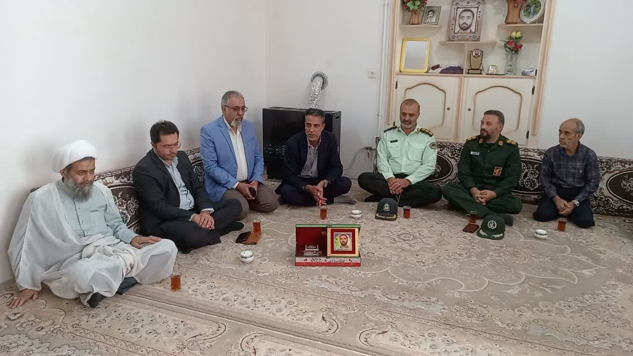دیدار مسئولان بشرویه با مادر شهید حسین حدادیان