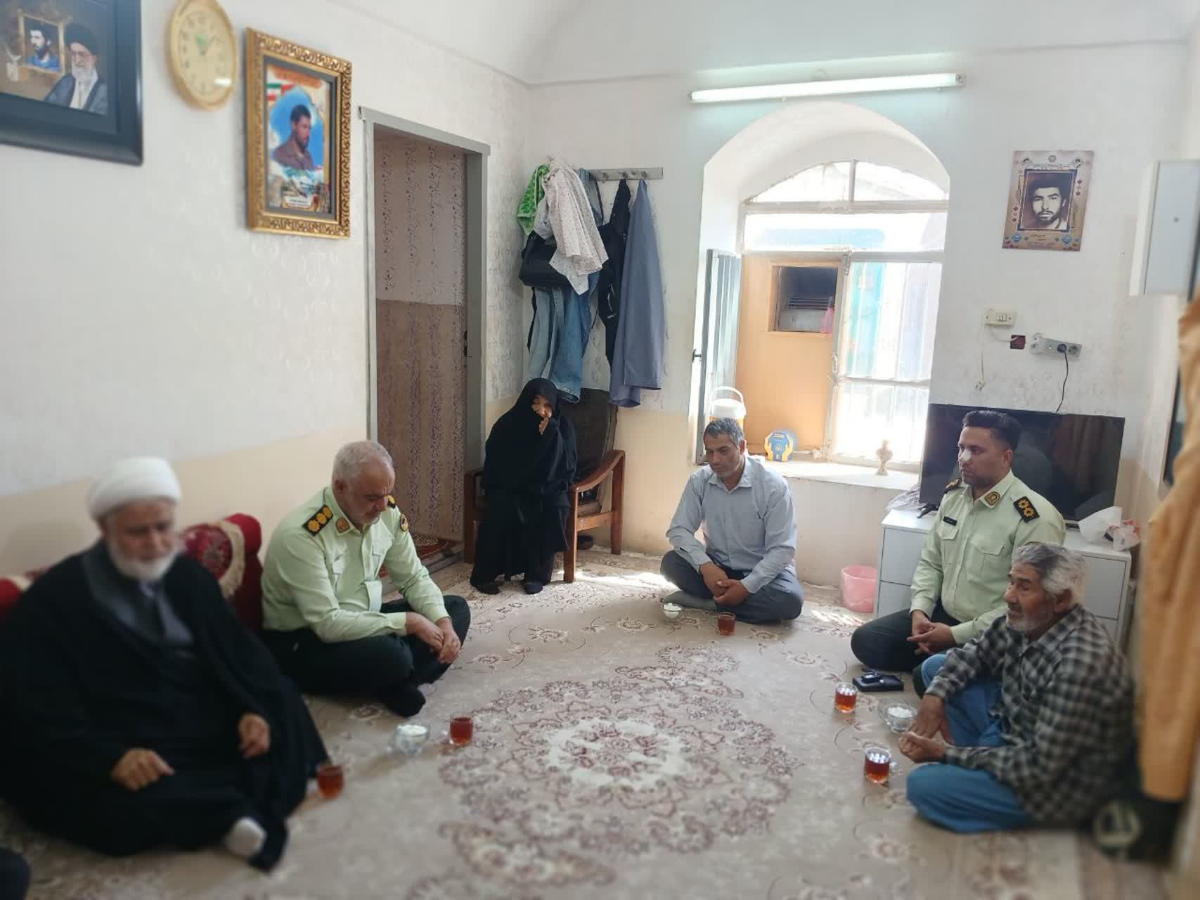 دیدار فرمانده انتظامی بشرویه با خانواده شهید حسن باقری در هفته نیروی انتظامی
