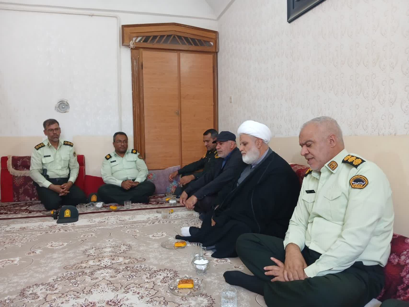 دیدار فرمانده انتظامی بشرویه با خانواده شهید حسن باقری در هفته نیروی انتظامی