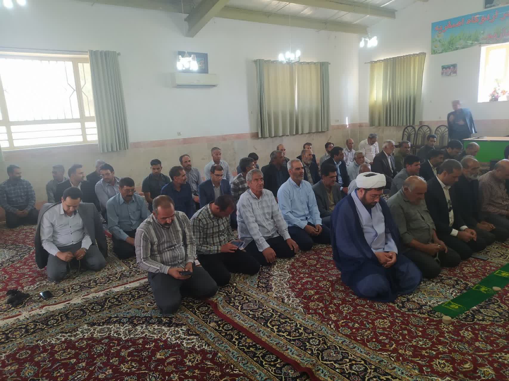 اقامه نماز جماعت مسئولین و دهیاران شهرستان سرایان در مراسم روز ملی روستا