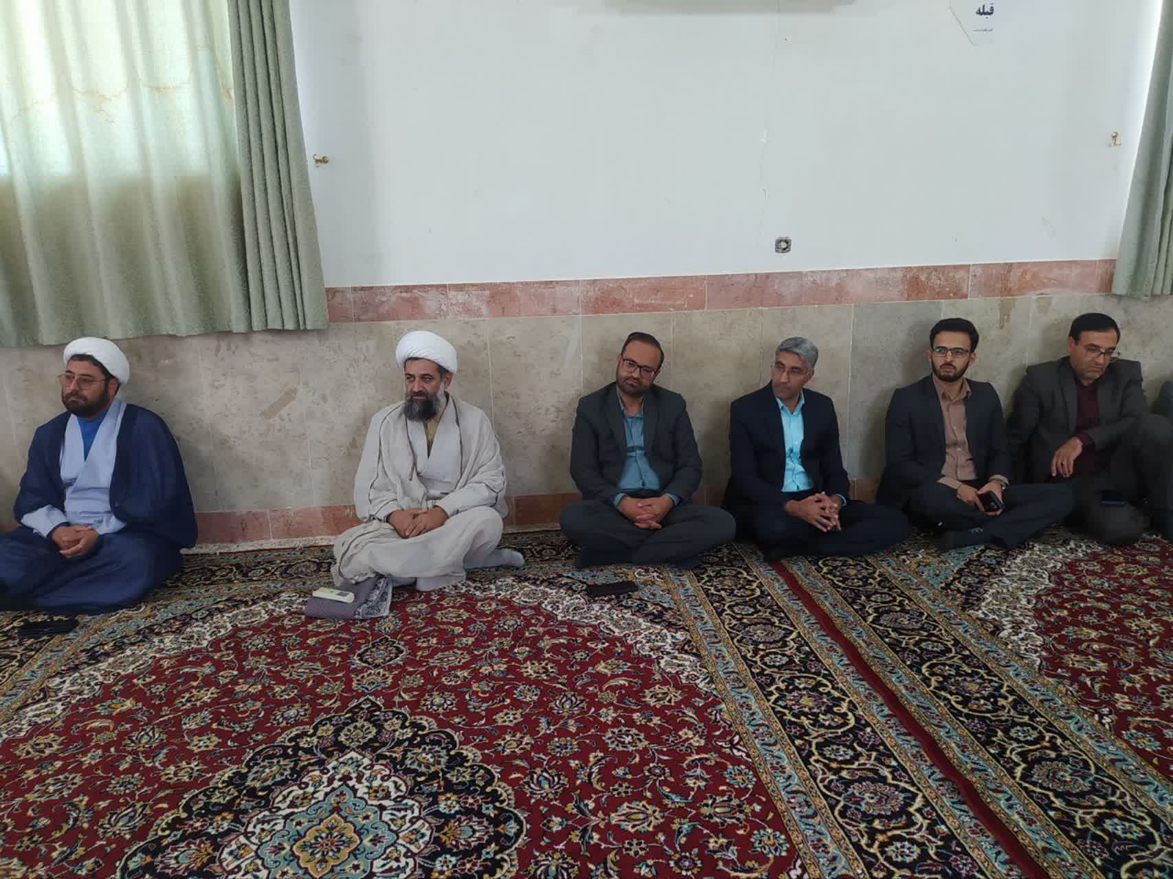 اقامه نماز جماعت مسئولین و دهیاران شهرستان سرایان در مراسم روز ملی روستا