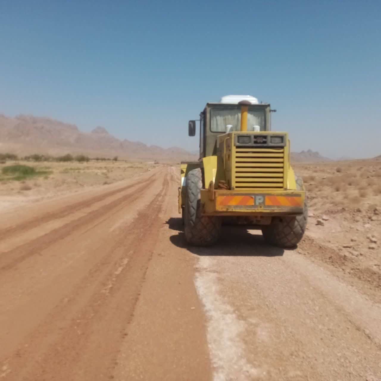 ادامه عملیات زیرسازی محور روستایی کرند به زین آباد