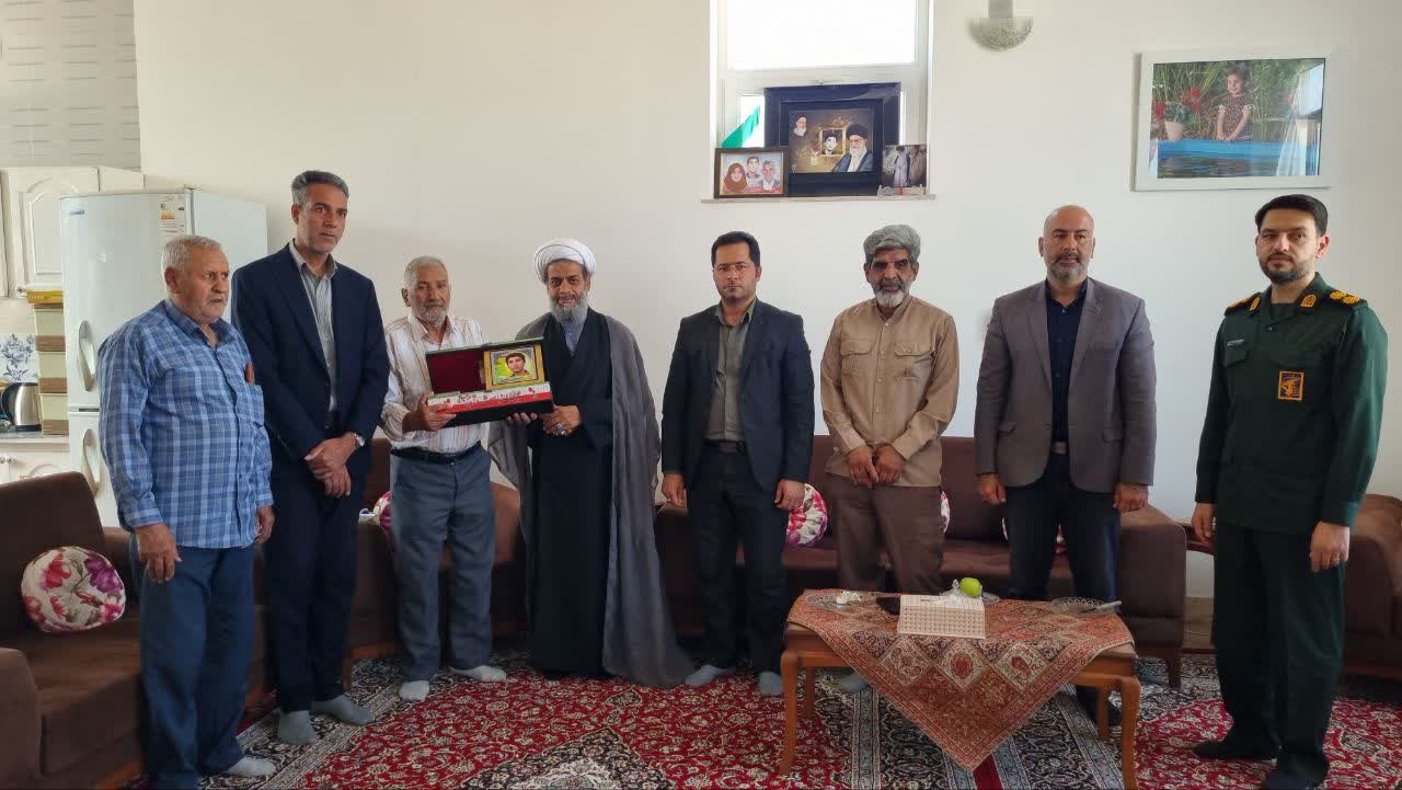 دیدار امام جمعه و فرماندار بشرویه با خانواده شهید